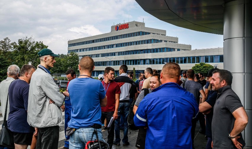 Pracownicy Lotosu protestowali przez siedzibą spółki...