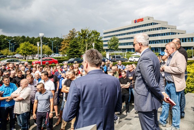 Pracownicy Lotosu protestowali przez siedzibą spółki (5.08.2019).