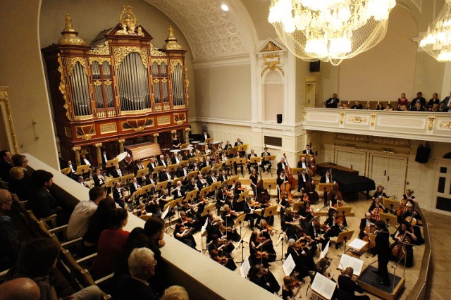 Filharmonicy Poznańscy wykonali w piątek "Pierścień bez słów" czyli fragmenty "Pierścienia Nibelunga" Ryszarda Wagnera. Dyrygował Łukasz Borowicz