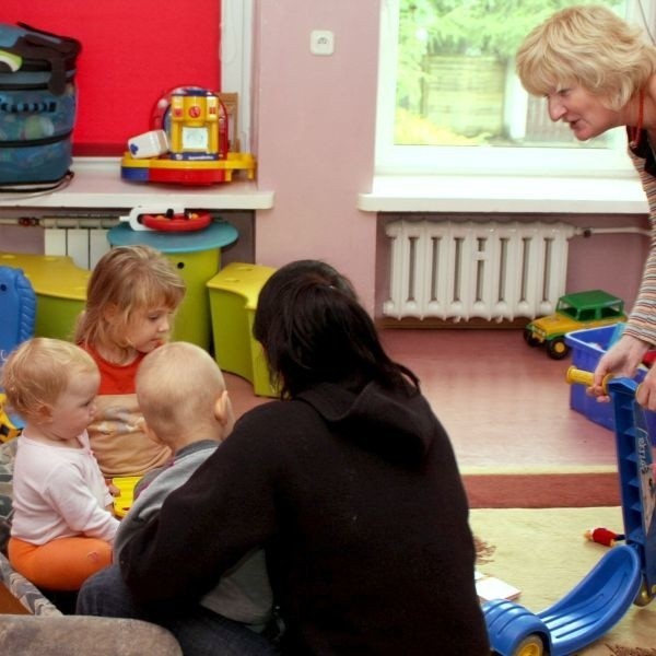 W Domu dla Matek z Małoletnimi Dzieci w Kielcach przebywa obecnie wiele matek z dziećmi i w tym czasie dyrektor Bożena Libuda obserwuje, czy samodzielnie poradzą sobie z wychowaniem dzieci.