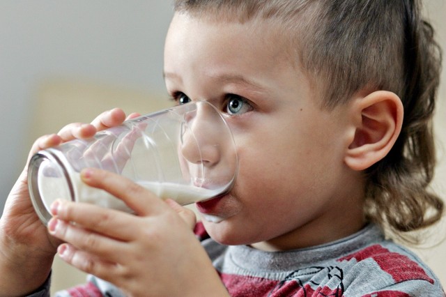 Mleko i warzywa przez epidemię nie dotarły do szkół. Ale nic nie może się zmarnować