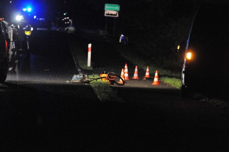 Tragedia pod Dąbroszynem. Nie żyje rowerzysta (zdjęcia)