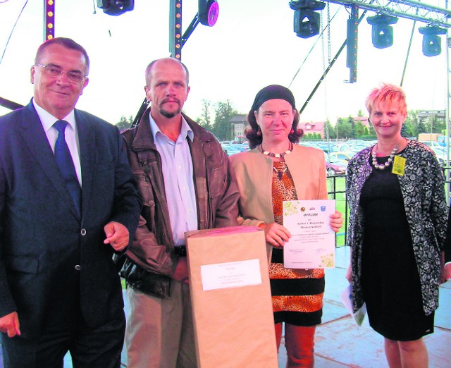 Nagrodzono najpiękniejsze posesje i zagrody w gminieSylwia i Wojciech Słomczewscy (w środku) z nagrodą i dyplomem