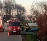 Wypadek w gminie Igołomia-Wawrzeńczyce. Samochód osobowy dachował i wpadł do rowu