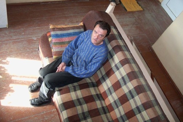 Piotr Machnicki mieszka na klatce schodowej. Miejsca wystarczyło na ustawienie tapczanu i szafy.