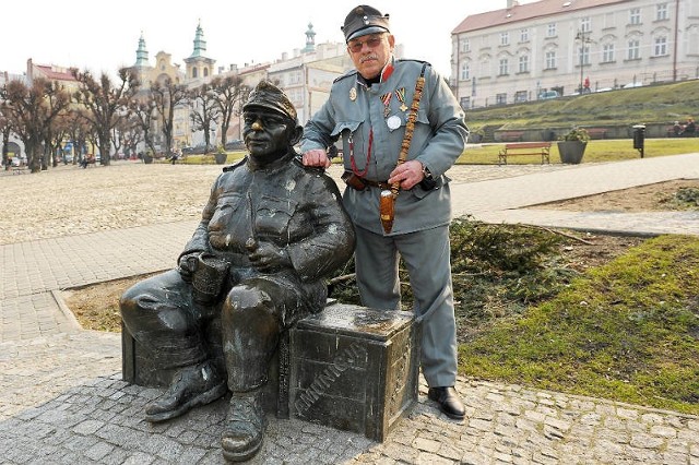 Instrukcja obsługi pomnika według Smuka: potrzeć nos - szczęście, potrzeć kufel - nigdy nie doświadczysz kaca, potrzeć buty - nie wykopią z roboty.