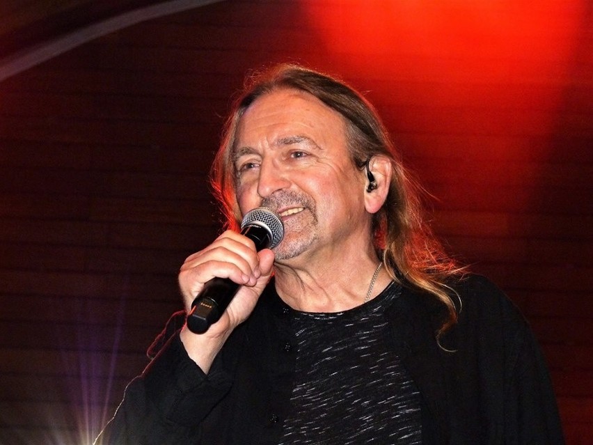 Marek Piekarczyk najbardziej znany jest jako frontman grupy...