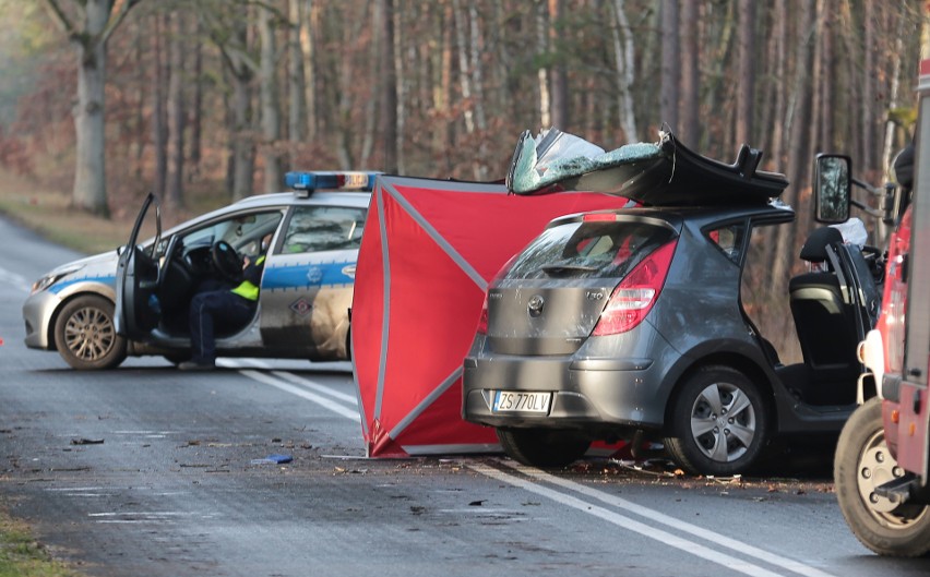 Śmiertelny wypadek na drodze w okolicach Tanowa. Samochód uderzył w drzewo - 31.12.2020