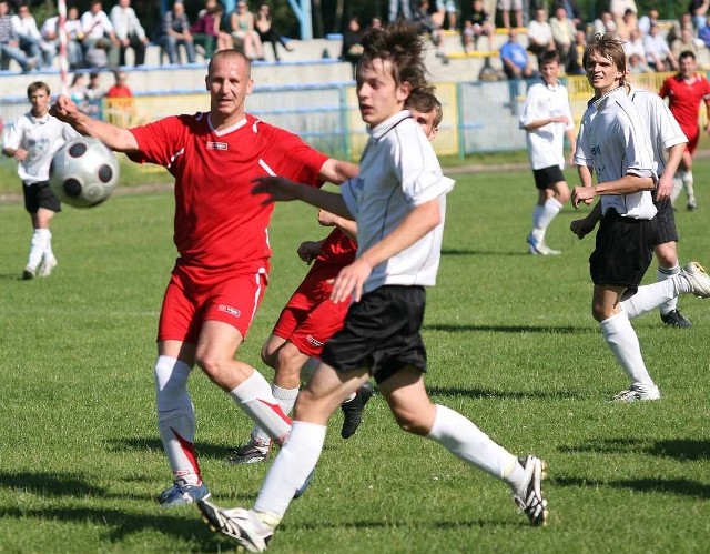 W Nowej Dębie piłkarze Stali pokonali Strażaka Przyszów 3:0.