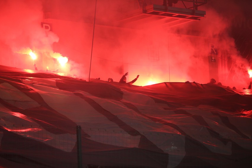 Derby Śląska przerwane, potem zakończone. Kibice Górnika...