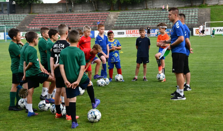 Trening młodych piłkarzy Orląt Kielce z rocznika 2013