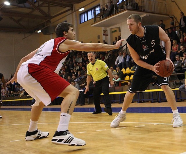 W drugim meczu ekstraligi koszykówki, w Kwidzynie koszykarze Energi Czarnych Slupsk wygrali z Basketem Kwidzyn 86:73.  (Fot. Lukasz Capar)