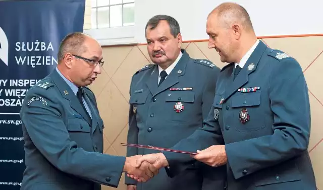 Akt powołania odebrał z rąk szefa z Warszawy nowy dyrektor okręgowy Piotr Warenik (z lewej)