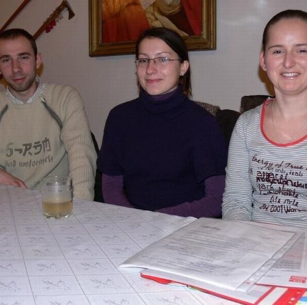 Wolontariusze Michał Bętkowski, Ewelina Nadstawna i Paulina Stalska.