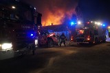 Białystok. Pożar domu drewnianego przy ul. Angielskiej. Strażacy walczą z ogniem [ZDJĘCIA]