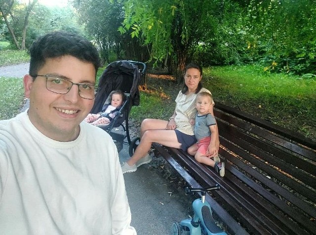 Marcin Stępniewski z rodziną na spacerze. Więcej jego prywatnych zdjęć kolejnych slajdach