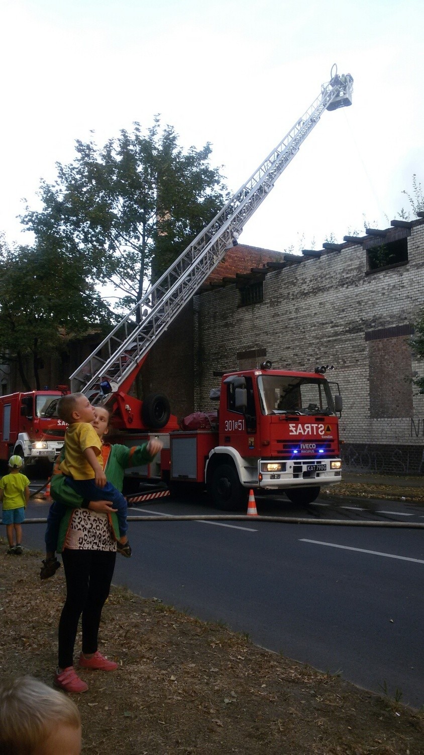 Pożar starej rzeźni w Chorzowie. Zobacz wideo...