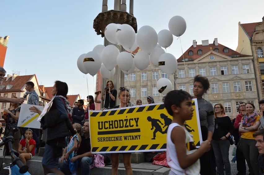 Wrocławianie wyrazili solidarność z uchodźcami. Pikieta w Rynku (ZDJĘCIA)