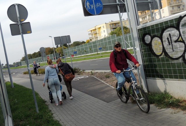 Wielu rowerzystów nie zwraca uwagi na pieszych idących chodnikiem, mimo że to oni mają pierwszeństwo/