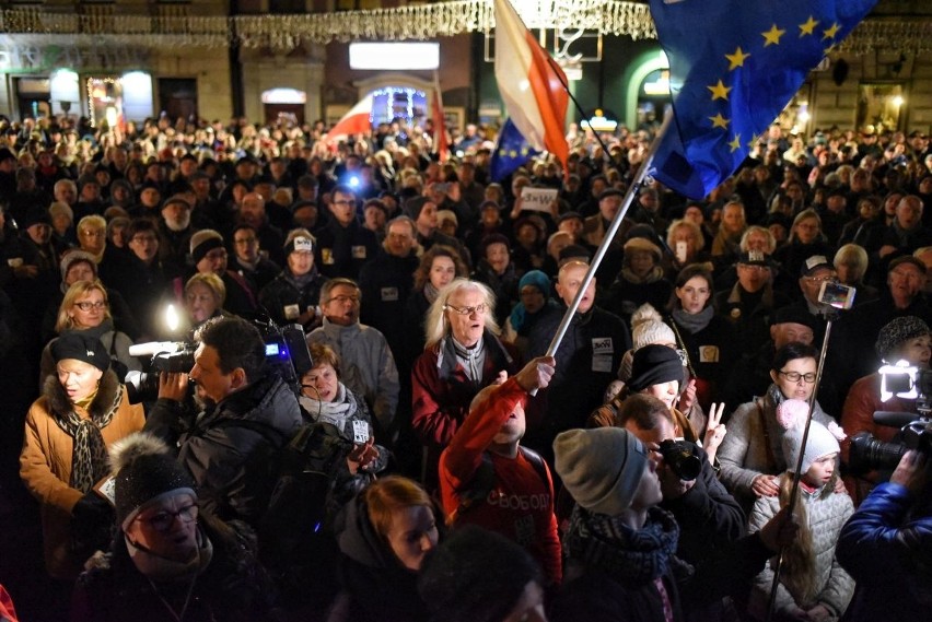 Tym razem Łańcuch Światła odbył się na Starym Rynku....