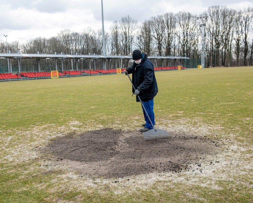 Piłkarze Widzewa nie mają gdzie trenować, bo MOSiR teraz wziął się za sprzątanie. Zdjęcia