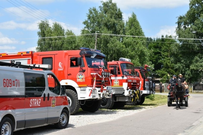  W Zychorzynie w gminie Rusinów, został uroczyście poświęcony i przekazany wóz strażacki