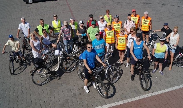 Imprezę rekreacyjną dla swych uczestników, ich rodziców i opiekunów zorganizował Środowiskowy Dom Samopomocy w Kruszwicy. Odbyła się ona w Lubstówku. Część uczestników dotarła tam autokarem, a część postanowiła wybrać się na rowerach. W zorganizowaniu wyprawy na jednośladach pomogli kadrze ŚDS przodownicy turystyki rowerowej z Nadgoplańskiego PTTK, którzy bezpiecznie poprowadzili grupę z Kruszwicy do Lubstówka i z powrotem, po drodze pokazując cyklistom ciekawe zabytki. W Lubstówku wszyscy uczestniczyli we wspólnej biesiadzie.