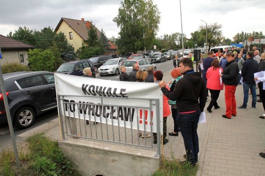 Mieszkańcy Kowal blokowali drogę przed ciężarówkami. "Mamy ich dość"! [ZDJĘCIA]