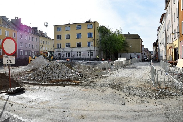 Zmieniona organizacja ruchu w rejonie pl. św. Sebastiana w Opolu. Na samym rewitalizowanym placu prowadzone są dalsze nasadzenia i układanie nowej nawierzchni.