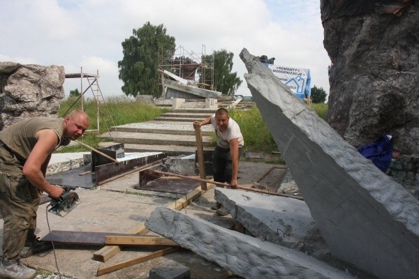 Trwa odbudowa i renowacja Pomnika Obrońców Białegostoku przy al. Jana Pawła II.