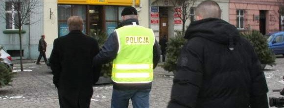 Zastępcę burmistrza (pierwszy z lewej) wyprowadzono z ratusza o 12.45. Policjanci nie założyli mu kajdanek. Jeden z nich prowadził samorzadowca pod rękę.