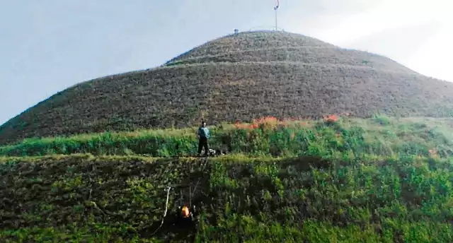 Pielęgnacja kopca Piłsudskiego odbywa się specjalną metodą. Kosiarki spuszczane są w dół na linach