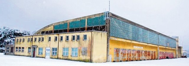 Hangar w Rogowie zbudowano w latach 1935-1937.