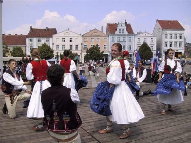 Spotkania z folklorem i Jarmark Jaszczurczy w Chełmnie mają już wieloletnią tradycję. Na scenie na rynku będzie można zobaczyć zespoły z dalekich zakątków świata