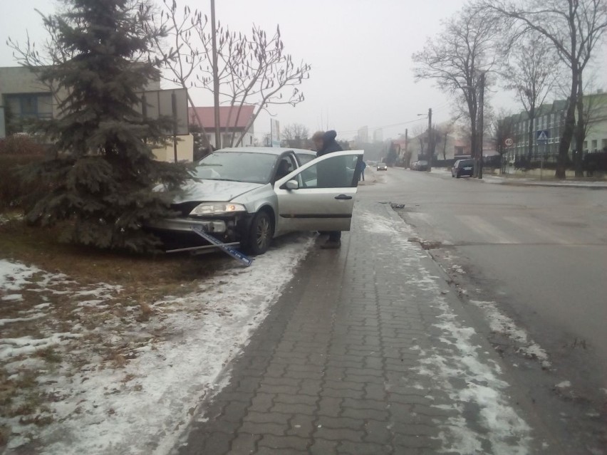 Poranny wypadek w Ostrowcu. Zderzyły się dwa auta [ZDJĘCIA]