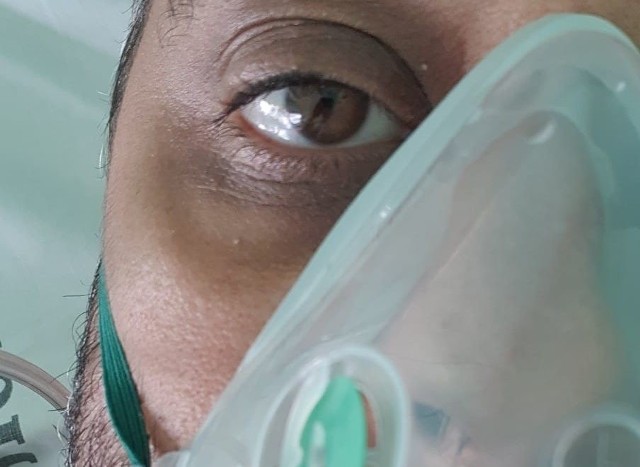 Konrad Imiela pisze ze szpitala, że "ma oko" na tych, którzy nie do końca serio traktują pandemię.