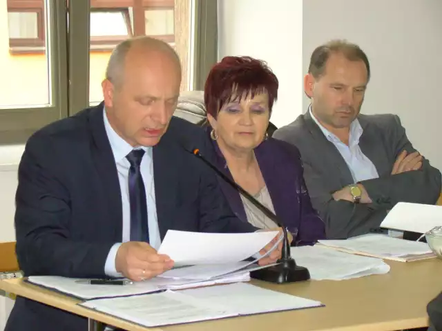 Burmistrz Zbigniew Stradomski (z lewej) na sesji rady