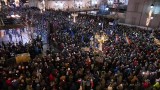 Protest przeciwników ustawy medialnej w Warszawie. Donald Tusk: Jesteśmy tu dziś w obronie wolnych mediów