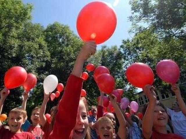 Zawsze w czerwcu w szkołach uczestniczących w Programie "Szkoła bez przemocy&#8221; uczniowie wypuszczają do nieba kolorowe baloniki.