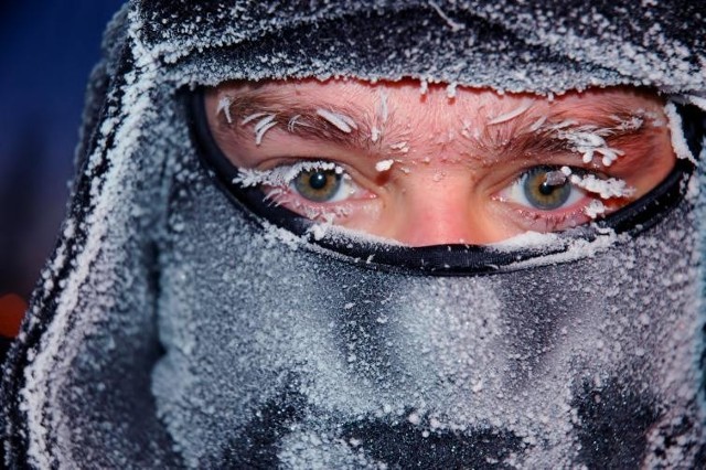 Według Państwowej Inspekcji Pracy, minimalna temperatura w pracy w biurach nie powinna być niższa niż 18 stopni Celsjusza. Tym samym pracodawca ma obowiązek zapewnić odpowiednie stanowisko pracy. Gdy nie wywiąże się z obowiązujących przepis&oacute;w BHP, kt&oacute;re określają minimalną temperaturę w pracy, grozi mu za to nawet karna grzywny. Jaka jest temperatura u Was w pracy? MINIMALNA TEMPERATURA W PRACY: PRZEPISYZobacz także: Ceny za ślub w parafiach [CENNIK] Zobaczcie, ile płaci się za ceremonię ślubną w kościołach&lt;iframe src=&quot;//get.x-link.pl/7fd6539f-9620-8040-ff3e-b133855f6eb7,3b0a6a26-c521-8266-d8c4-1f8aba5b4966,embed.html&quot; width=&quot;640&quot; height=&quot;360&quot; frameborder=&quot;0&quot; webkitallowfullscreen=&quot;&quot; mozallowfullscreen=&quot;&quot; allowfullscreen=&quot;&quot;&gt;&lt;/iframe&gt;&lt;center&gt;&lt;div class=&quot;fb-page&quot; data-href=&quot;https://www.facebook.com/NowosciTorun&quot; data-width=&quot;500&quot; data-small-header=&quot;false&quot; data-adapt-container-width=&quot;true&quot; data-hide-cover=&quot;false&quot; data-show-facepile=&quot;true&quot;&gt;&lt;div class=&quot;fb-xfbml-parse-ignore&quot;&gt;&lt;blockquote cite=&quot;https://www.facebook.com/gs24pl&quot;&gt;&lt;a href=&quot;https://www.facebook.com/NowosciTorun&quot;&gt;NowosciTorun&lt;/a&gt;&lt;/blockquote&gt;&lt;/div&gt;&lt;/div&gt;&lt;/center&gt;