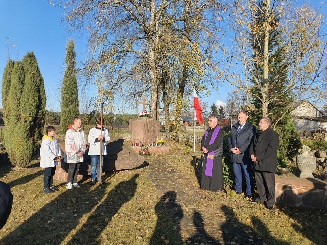 Uczestnicy procesji w Ossie oddali hołd poległym bohaterom pochowanym na miejscowym cmentarzu.