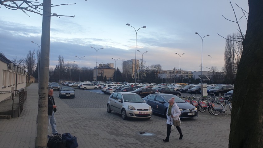 Przed dworcem Łódź Widzew trudno jest zaparkować, zwłaszcza...