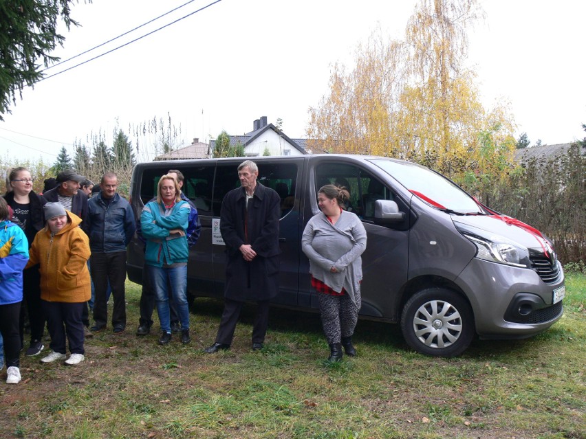 Nowe samochody dla ośrodka wychowawczego i placówek opiekuńczych w Krzcinie, Śmiechowicach i Zawichoście (ZDJĘCIA) 