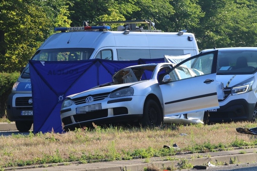 Śmiertelny wypadek na Sobieskiego we Wrocławiu. Nie żyje młody mężczyzna, samochód przecięty na pół [ZDJĘCIA]