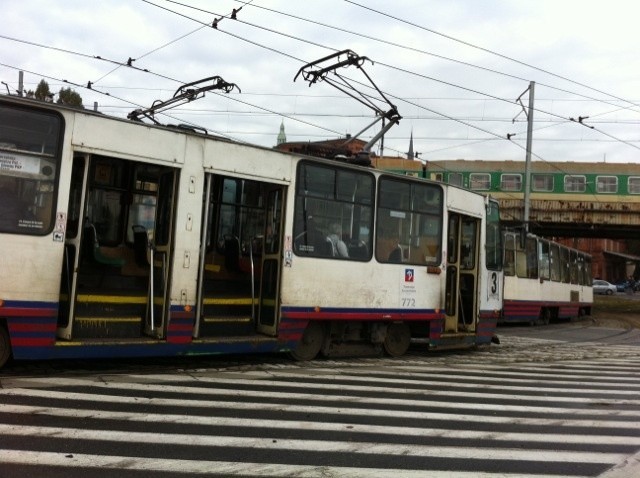 Nietypowa kolizja przy dworcu PKP. Tramwaje nie zmieściły się podczas mijania