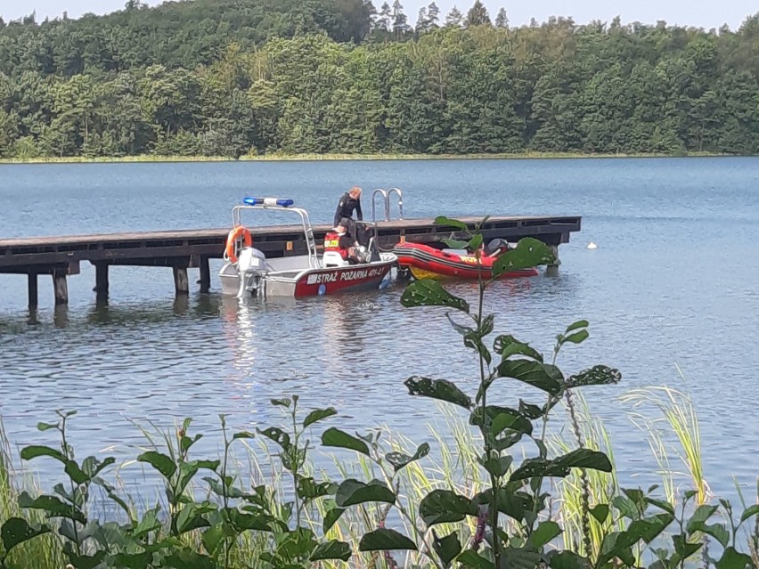 Nad jeziorem Jeleń trwają poszukiwania zaginionej osoby....