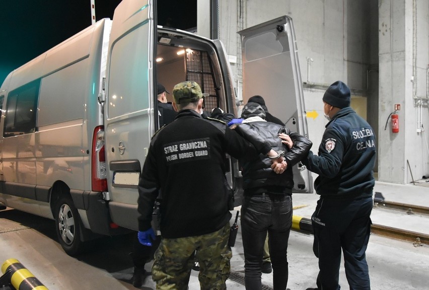 Nielegalni migranci ukryci w naczepie ciężarówki chcieli wjechać do Polski