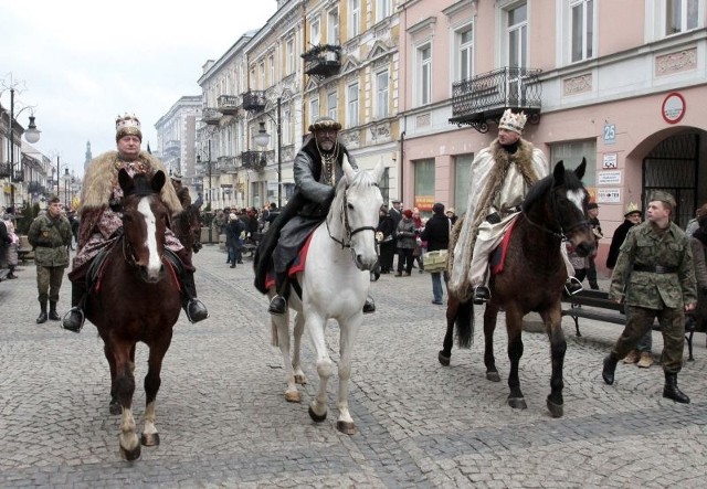 Orszak poprowadzili jadący konno monarchowie: Kacper, Melchior i Baltazar, ubrani w szaty uszyte przez uczniów Zespołu Szkół Mody Stylizacji i Usług.