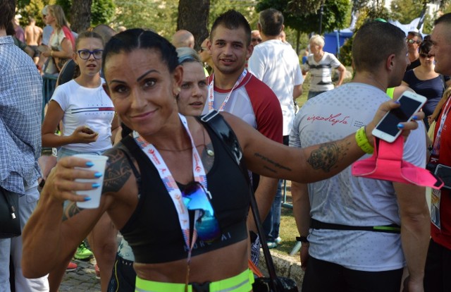 Prawie 250 biegaczy stanęło na starcie Krośnieńskiej Dziesiątki w niedzielę, 25 sierpnia.W kategorii open zwyciężył Dawid Klaybor (34. Brygada Kawalerii Pancernej w Żaganiu) - 34.06, drugi był Jacek Stadnik (Sklep dla Biegaczy Run Planet Zielona Góra) - 35.05, a trzeci Adam Marysiak (Astra Nowa Sól) - 37.53. Wśród kobiet triumfowała Karolina Bilawa (Wolsztyńska Akademia Biegowa) - 39.57 przed Sandrą Nowak (Astra Nowa Sól) - 40.42 i Karoliną Jankowską (23. Śląski Pułk Artylerii) - 44.30. W tym roku organizatorzy zmienili trasę biegu, więc każdy zawodnik ustanowił rekord życiowy.