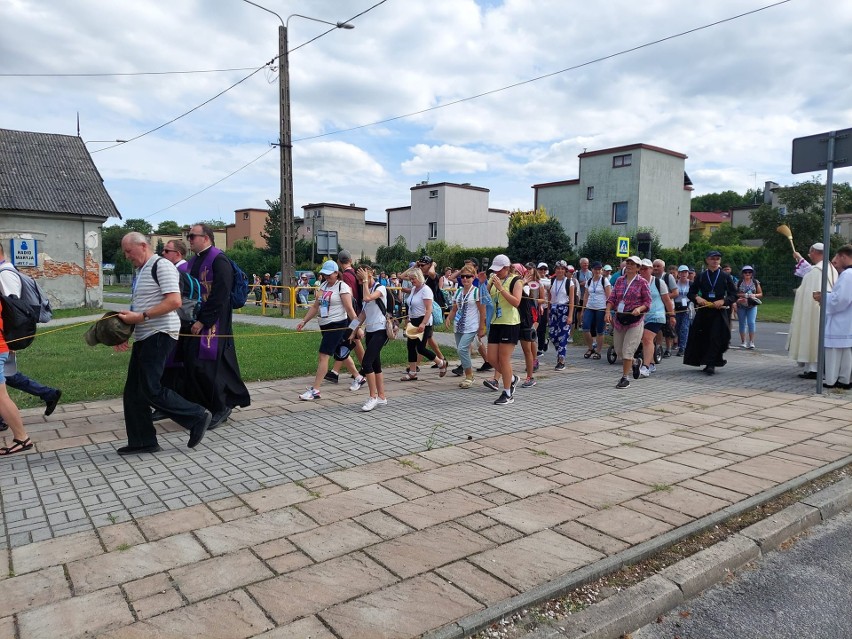Pielgrzymi ze Stalowej Woli idący na Jasną Górę zostali ciepło przyjęci w klasztorze Cystersów w Jędrzejowie. Zobaczcie zdjęcia